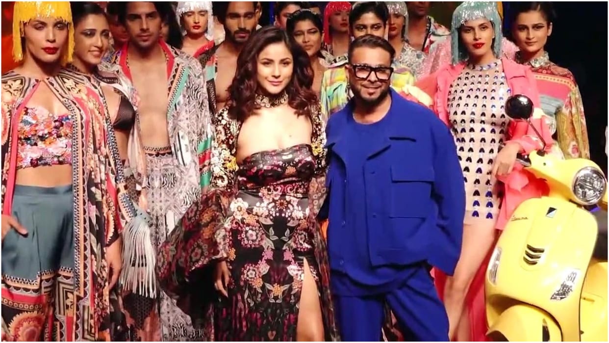 Kisi Ka Bhai Kisi Ki Jaan Shehnaaz Gill Ramp Walk A Model Stepped On Her Gown Actress Give Smile Video Viral