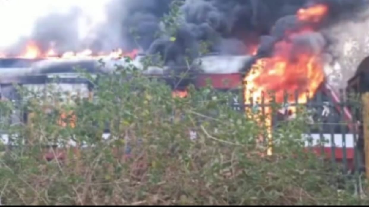 Ratlam Demu Train Fire: Fire In DEMU Train Running Between Ratlam To Indore News in Hindi