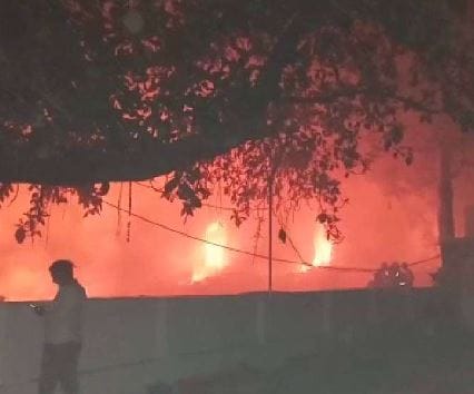 Fire incident in Varanasi Fire broke out in old scrap tire godown and wooden shed, goods worth lakhs burnt to