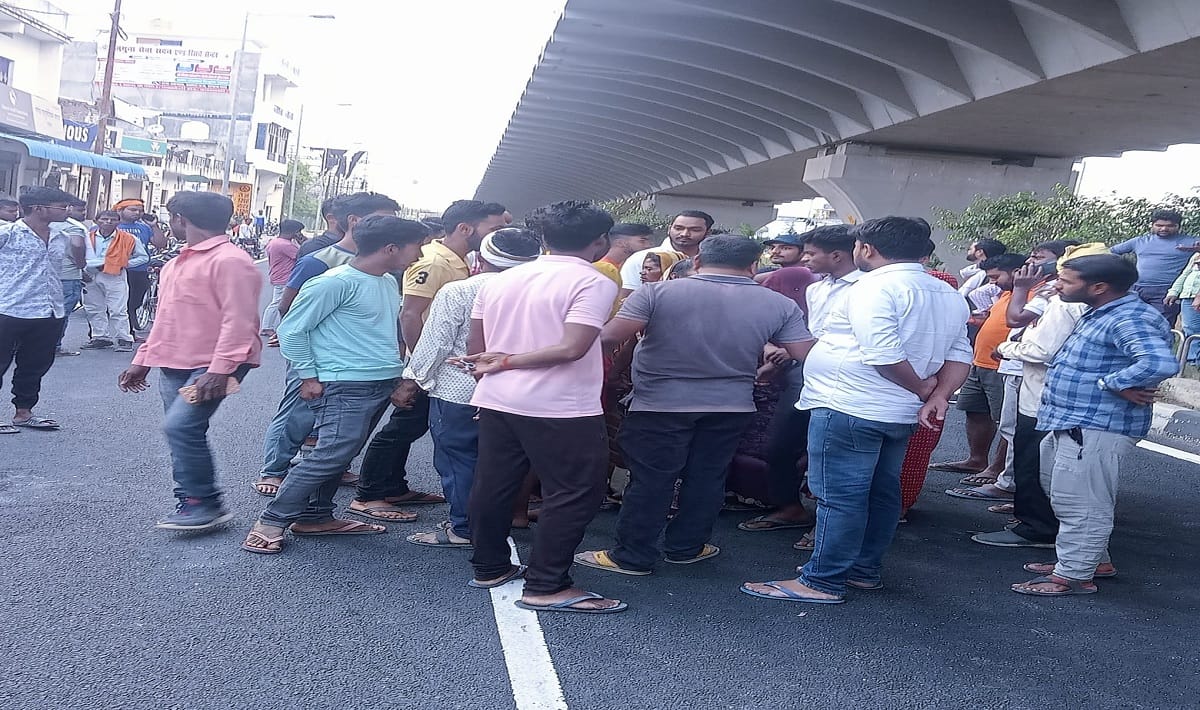 Road accident in varanasi Trailer crushes student going home from computer coaching