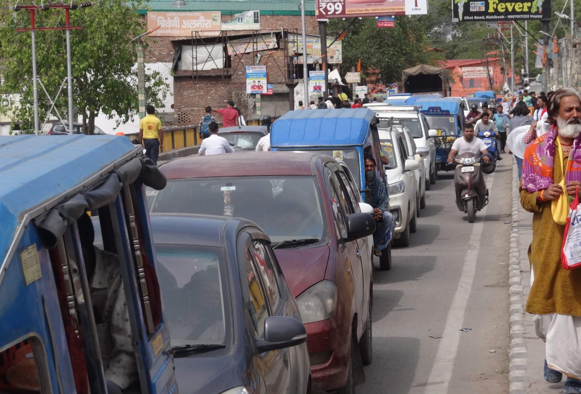 Tourist Crowd gathered on weekends traffic system disrupted Rishikesh Mussoorie haridwar Uttarakhand news