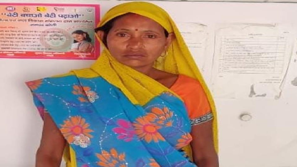 Woman arrested for carrying opium by tying leg with tape in Bareilly