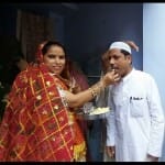 घर के गेट पर भाती का तिलक लगाकर स्वागत करती लता