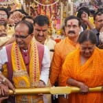 पीतांबरा देवी के रथ को खींचते शिवराज सिंह चौहान और वसुंधरा राजे।