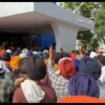 घटना के विरोध में जुटे लोग।