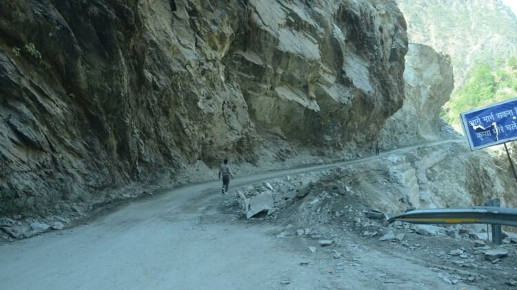Uttarakhand Weather News Rain Stones fell from rock in Bajpur near Badrinath Highway teacher injured