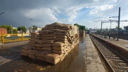 Damoh News: रेलवे स्टेशन पर रखा कई क्विंटल गेहूं बारिश में भीगा, परिवहन कराने वाले ठेकेदार की लापरवाही उजागर Many quintals of wheat kept at the railway station got wet in the rain, the negligence of the contractor expos