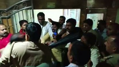 Jaunpur: सपा विधायक लकी यादव पर दो जेई और ठेकेदार को बंधक बनाने का आरोप, पुलिस से झड़प का वीडियो वायरल Samajwadi party MLA lucky yadav accused of taking two JE and contractor hostage