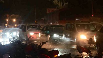 Kanpur Weather: कानपुर में अचानक बदला मौसम, दिन में छाया अंधेरा, धूल भरी आंधी के बाद हुई तेज बारिश Kanpur Weather: Sudden change weather in Kanpur, darkness in day, heavy rain after dusty storm