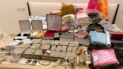 Lokayukta raids on BBMP officer Gangadharaiya house in karnataka huge cash and jewellery recoverd