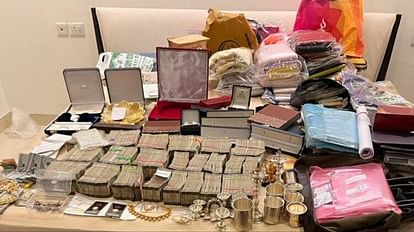 Karnataka: बीबीएमपी अधिकारी गंगाधरैया के घर पर लोकायुक्त का छापा, एसपी बोले- कैश-जेवर सहित अन्य सामान बरामद Lokayukta raids on BBMP officer Gangadharaiya house in karnataka huge cash and jewellery recoverd
