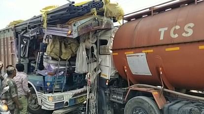 Ujjain: A tanker collided with a standing truck, the drivers of both the vehicles fought.