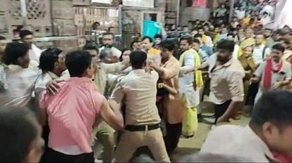 Priests beat devotees in Omkareshwar temple, police pacify the matter, video of beating goes viral