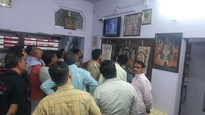 Hathras News: रेडीमेड गारमेंट्स फर्म में फायरिंग करने पर मुकदमा दर्ज, पुलिस कर रही आरोपियों की तलाश Case filed for firing in readymade garments firm