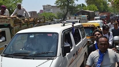 Hathras News: नामांकन के दौरान जाम के झाम से जूझना पड़ा, लगी रही लम्बी लाइन Had to deal with jam during nomination