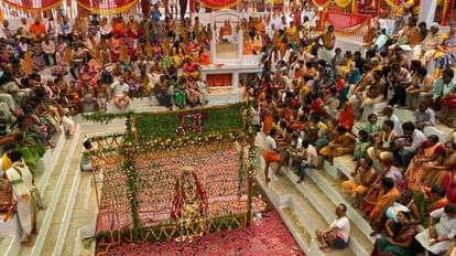 Varanasi: मणिकर्णिका चक्रपुष्करणी कुंड पर स्नान को लगा मेला, चार धाम के पुण्य की कामना से लगाई आस्था की डुबकी Chakrapushkarni teerth snan in varanasi at manikarnika Ghat