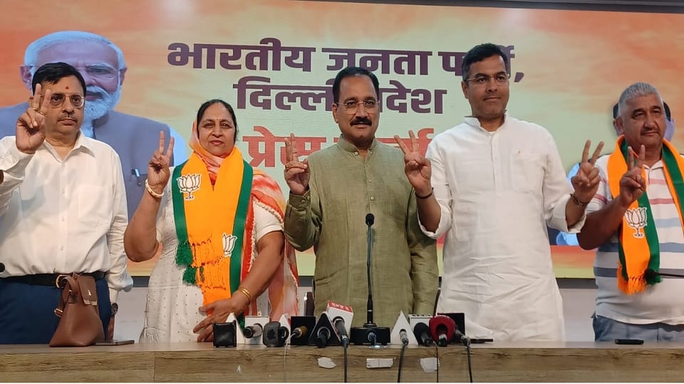 MCD Mayor Election 2023: AAP Councillor Sunita joins BJP News in Hindi