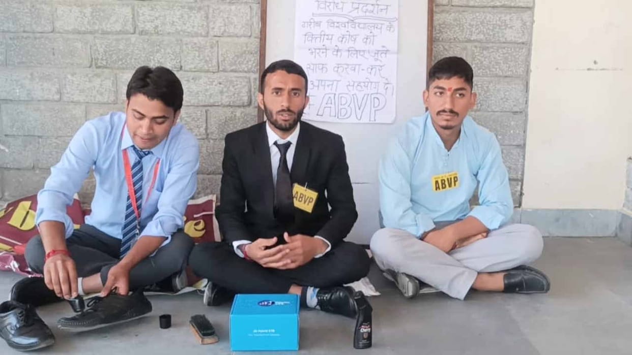 ABVP polishes shoes to get demands made in Dharamshala