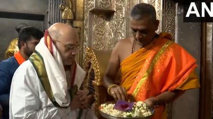केंद्रीय गृह मंत्री अमित शाह चामुंडेश्वरी देवी मंदिर में पूजा करते।