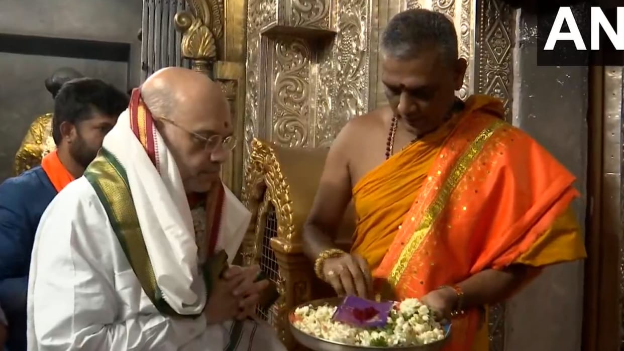 Karnataka Election: Amit Shah offers prayers at Chamundeshwari Temple, IT raids Congress leader's house