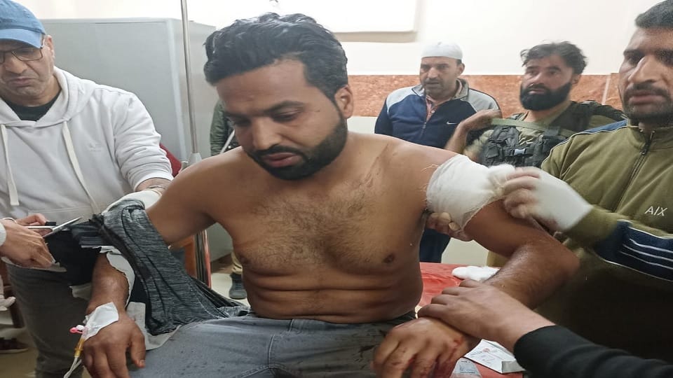 Terrorists shot businessman in Anantnag, security forces cordoned off the area