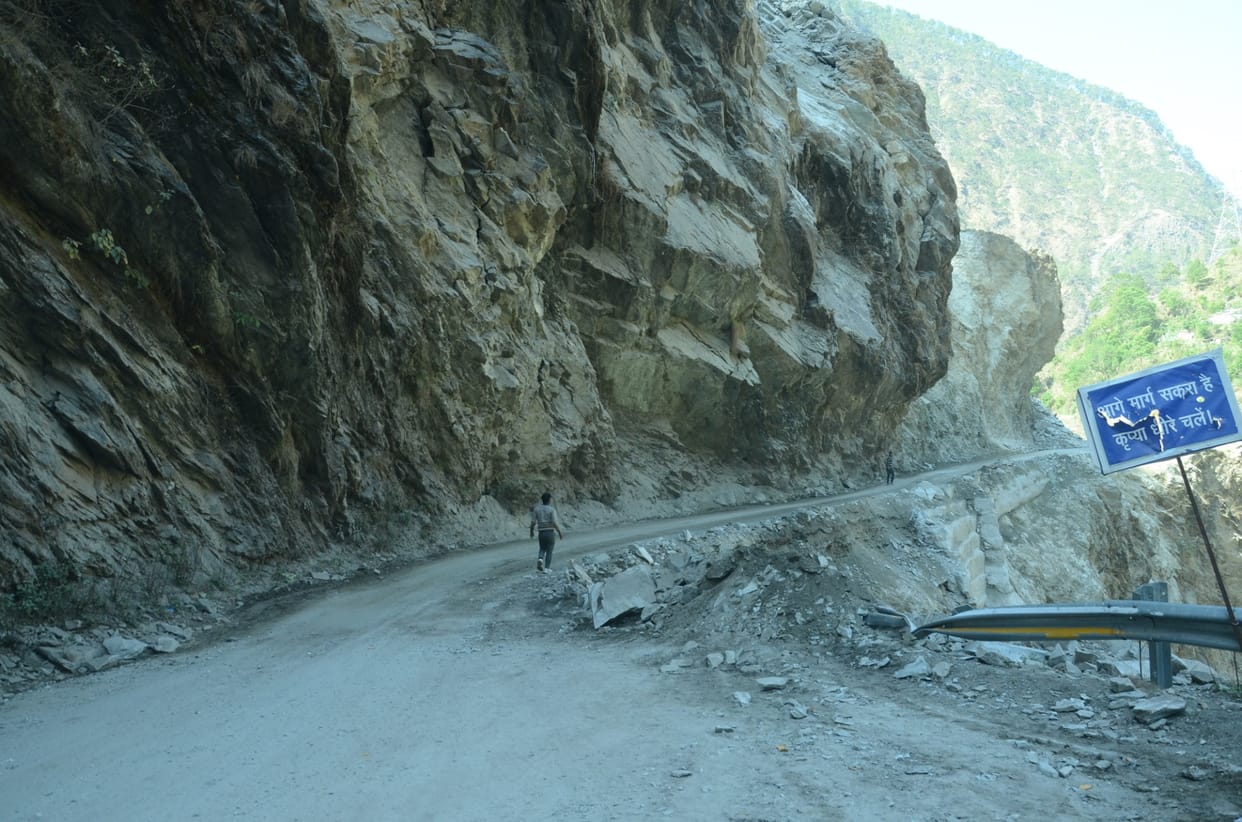 Alaknanda shrinking due to landslide in Mathna on Badrinath Highway Chamoli Uttarakhand news in hindi