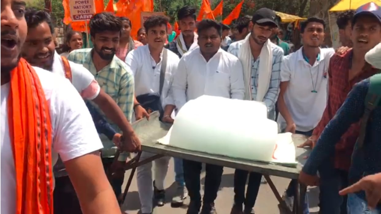 Betul: Cold movement of students, arrived with ice blocks to cool the MLA's anger