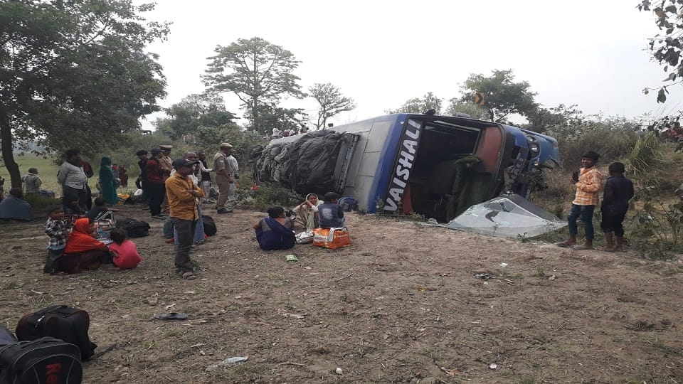 five passengers injured after private sleeper bus overturned in Lakhimpur Kheri