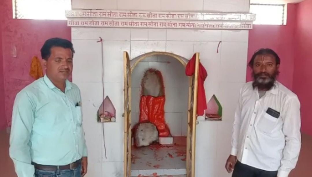 छतरपुर में हनुमान मंदिर की प्रतिमा को खंडित कर दिया गया है।