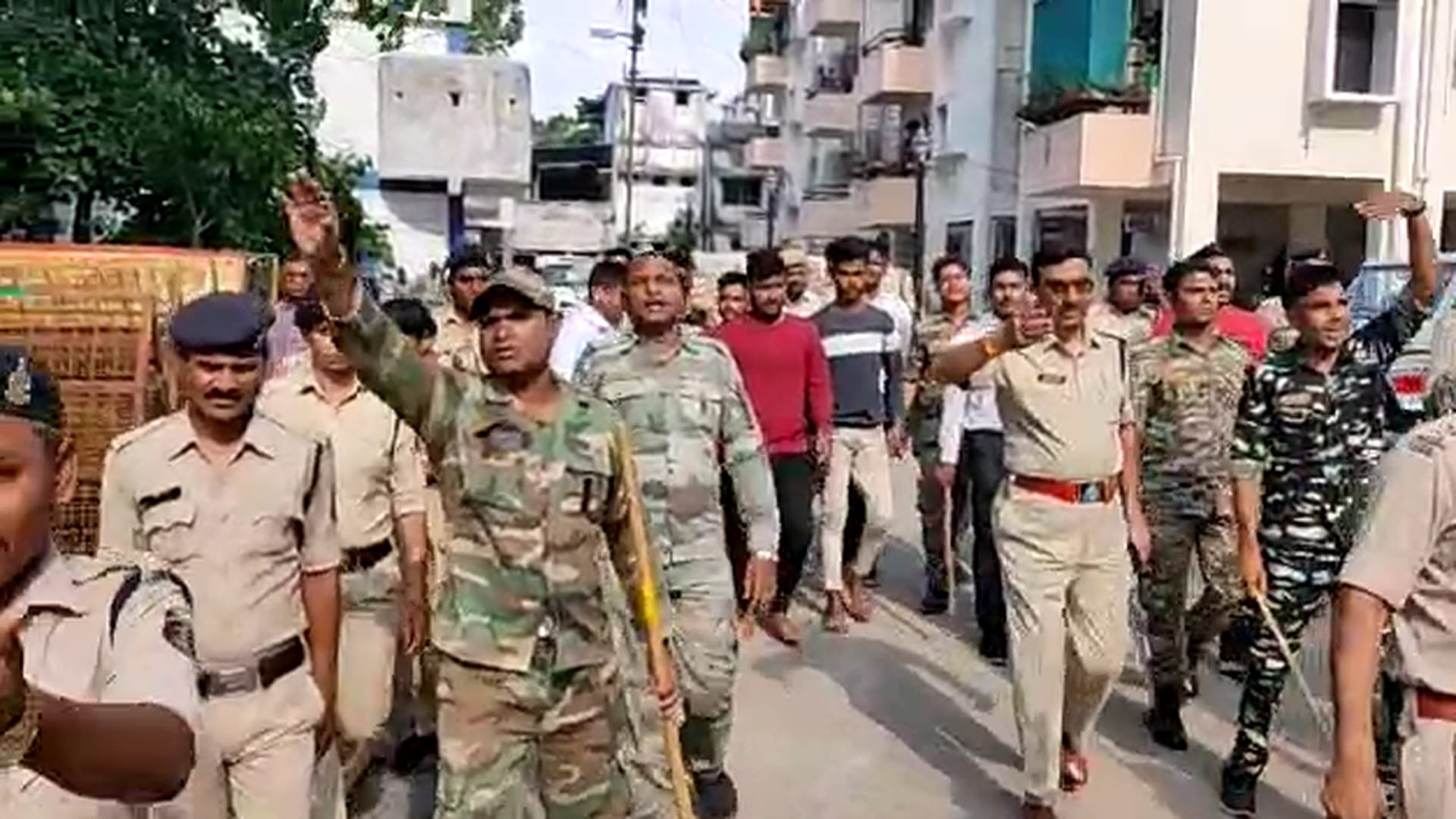 धमतरी में हत्यारोपियों का जुलूस निकालती पुलिस।