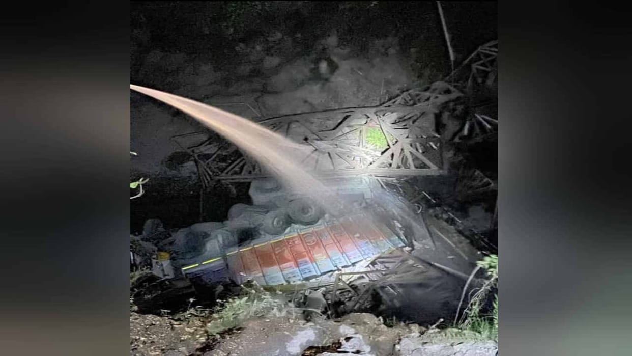 Danoi bridge collapsed, trolley fell into khad, contact with 40 panchayats cut off