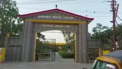 Bihar: DMCH के डेंगू वार्ड में की गई फॉगिंग; तीन मरीज हैं इलाजरत, जांच कराने वाले मरीजों का रोज हो रहा इजाफा Fogging done in the dengue ward of DMCH of Darbhanga; Three patients are undergoing treatment