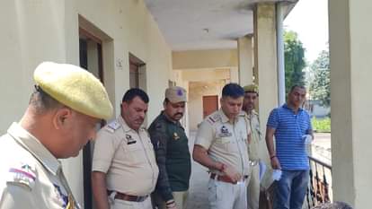 दोमाना: जांच करने पहुंची पुलिस टीम