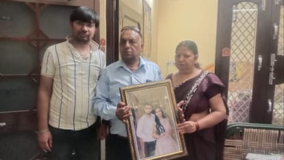 फोटो दिखाते परिजन।