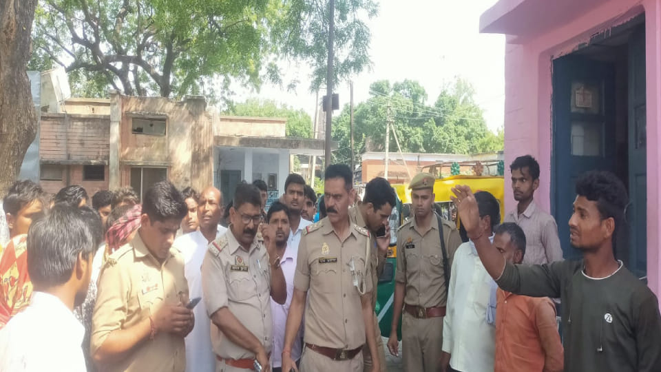 Bike rider father and son died in pickup collision in Kasganj while mother and son seriously injured