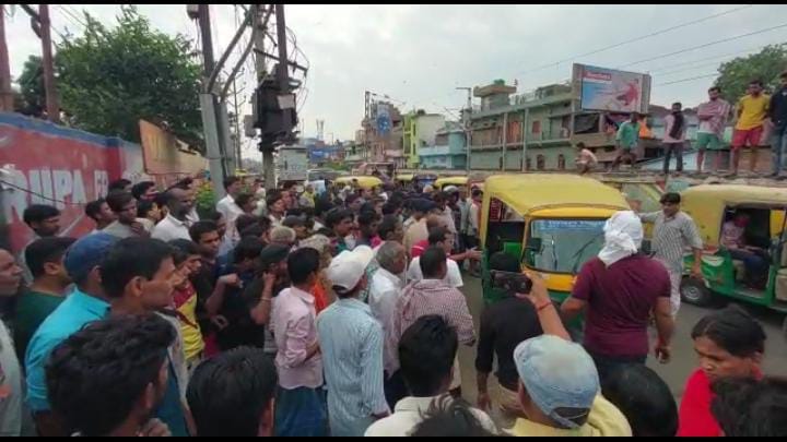 Bihar: Youth murdered in Patna City, criminals thrown into drain by sanding their necks