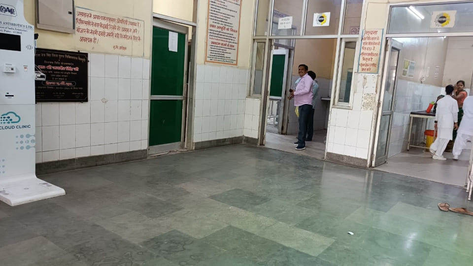 number of corona infected increasing in Mainpuri here helpdesk has disappeared from offices
