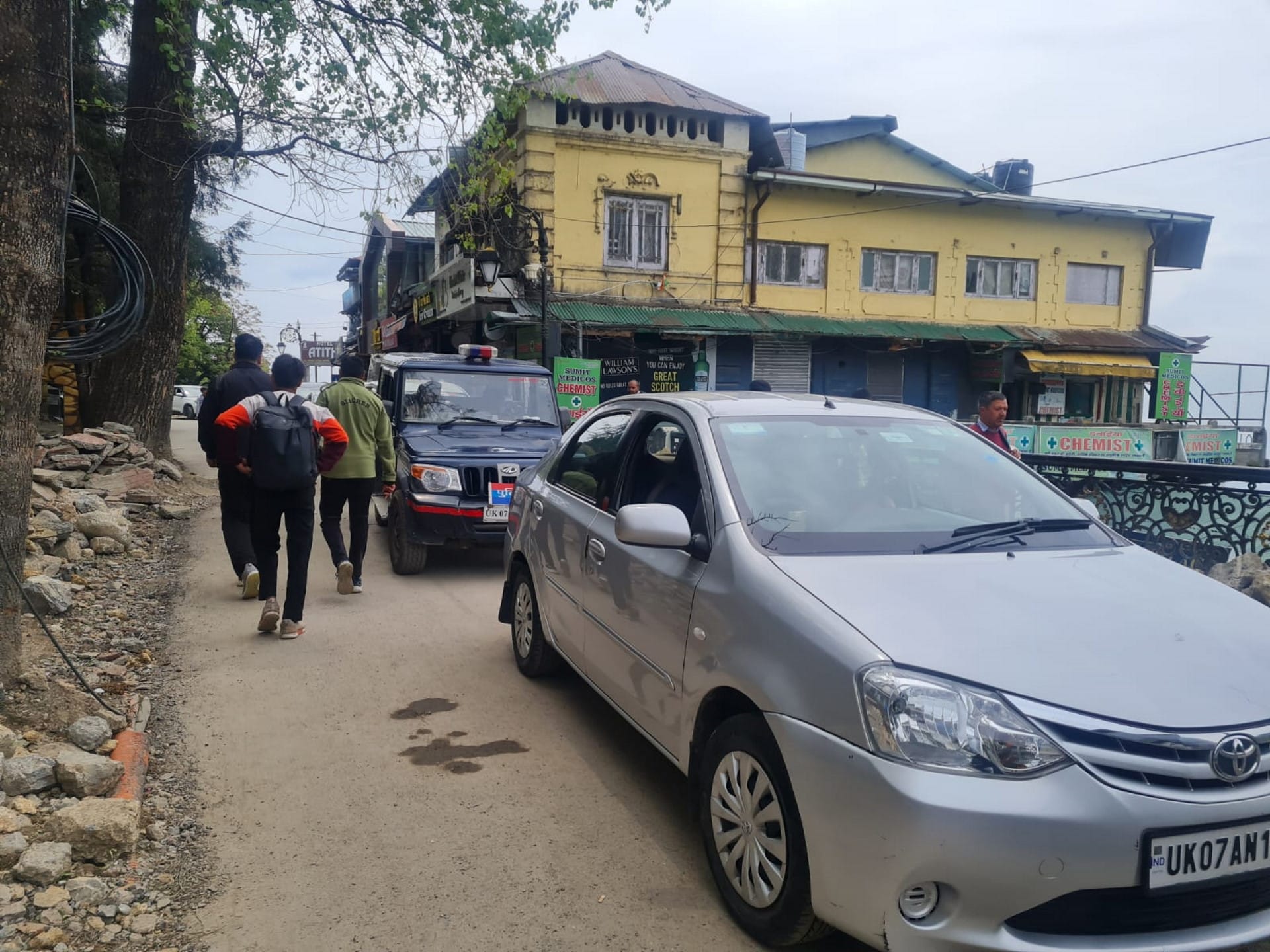 Weekend Jam tourists day who came to visit passed in jam for hours Dehradun Haridwar Mussoorie Uttarakhand