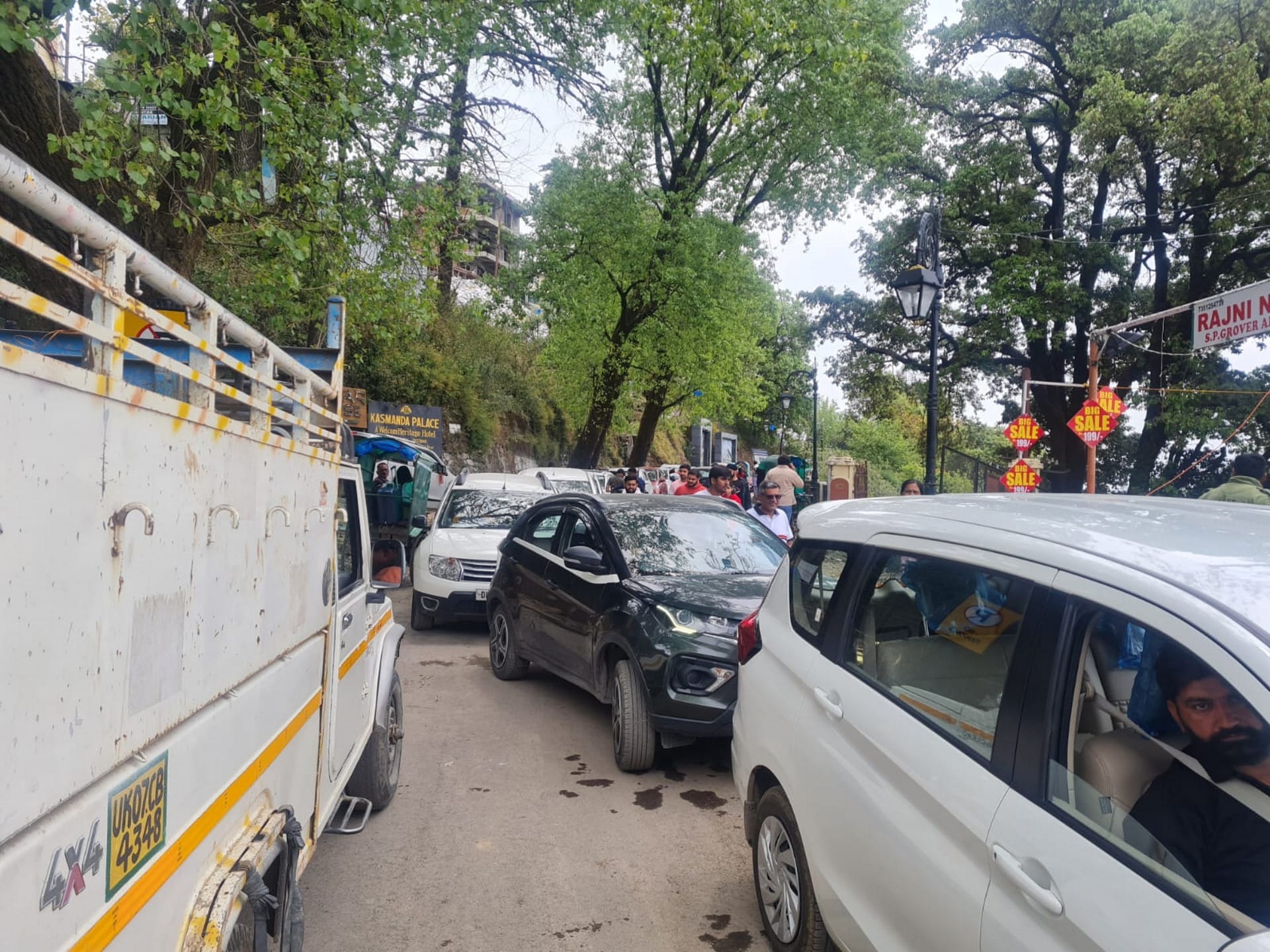 Weekend Jam tourists day who came to visit passed in jam for hours Dehradun Haridwar Mussoorie Uttarakhand