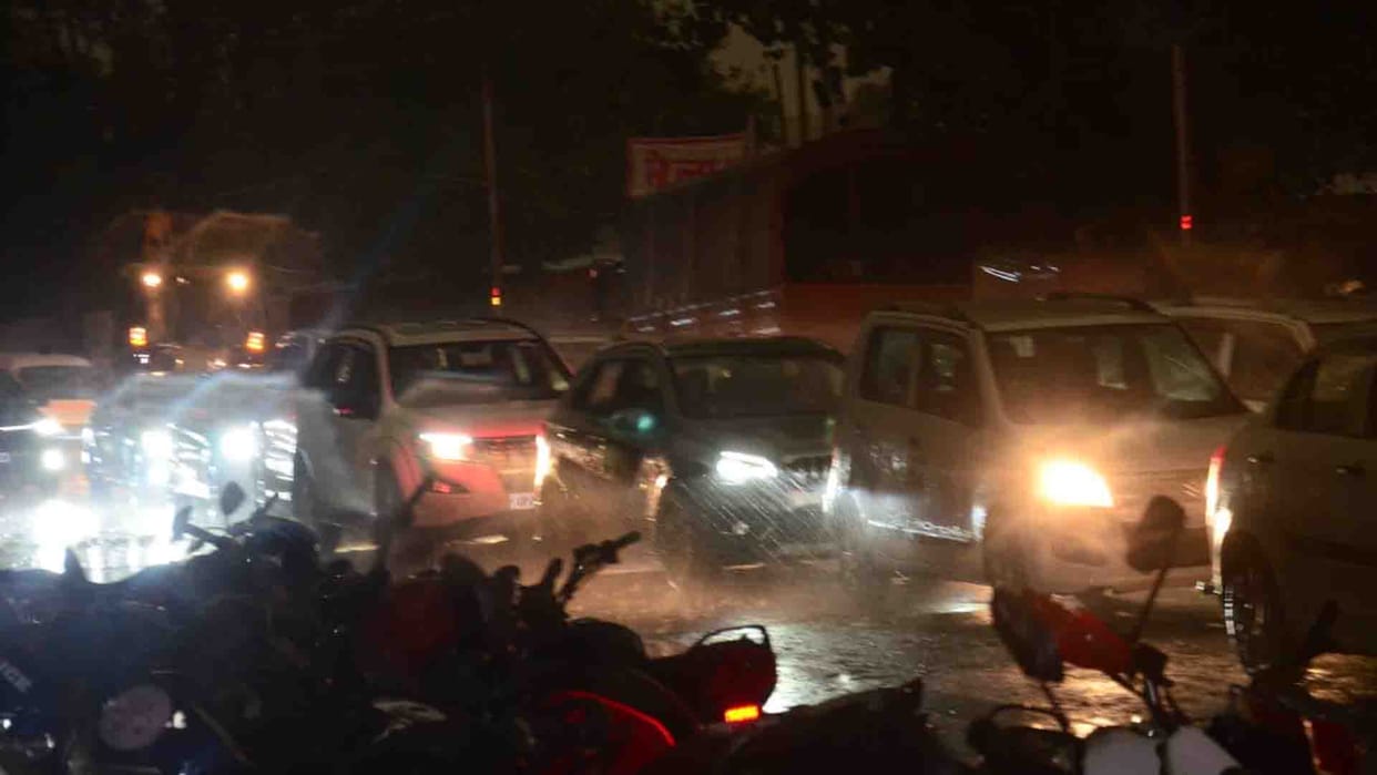Kanpur Weather: Sudden change weather in Kanpur, darkness in day, heavy rain after dusty storm