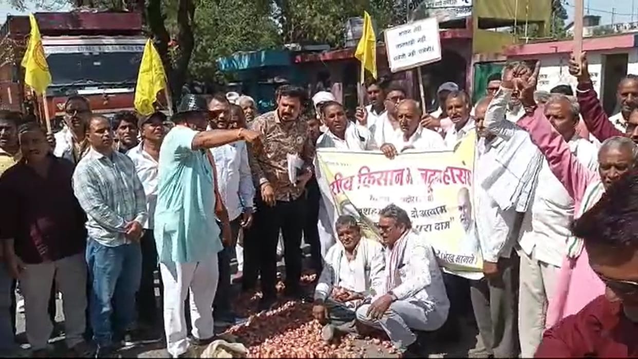 Farmers raging on government and administration protested by keeping vegetables on the road