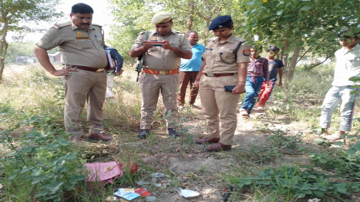 miscreants fired bullets and ran away with jewelry cash at sant kabir nagar