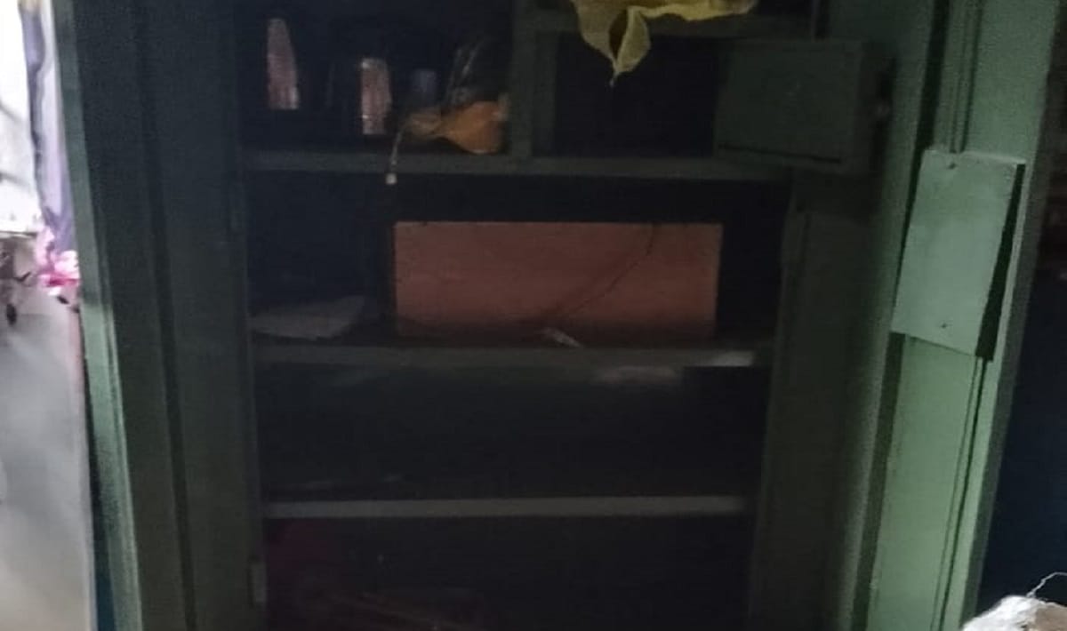 thieves looted goods worth many lakhs from Bhojpuri singer house in mau