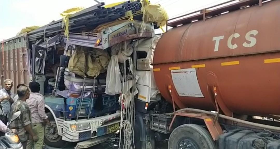 Ujjain: A tanker collided with a standing truck, the drivers of both the vehicles fought.