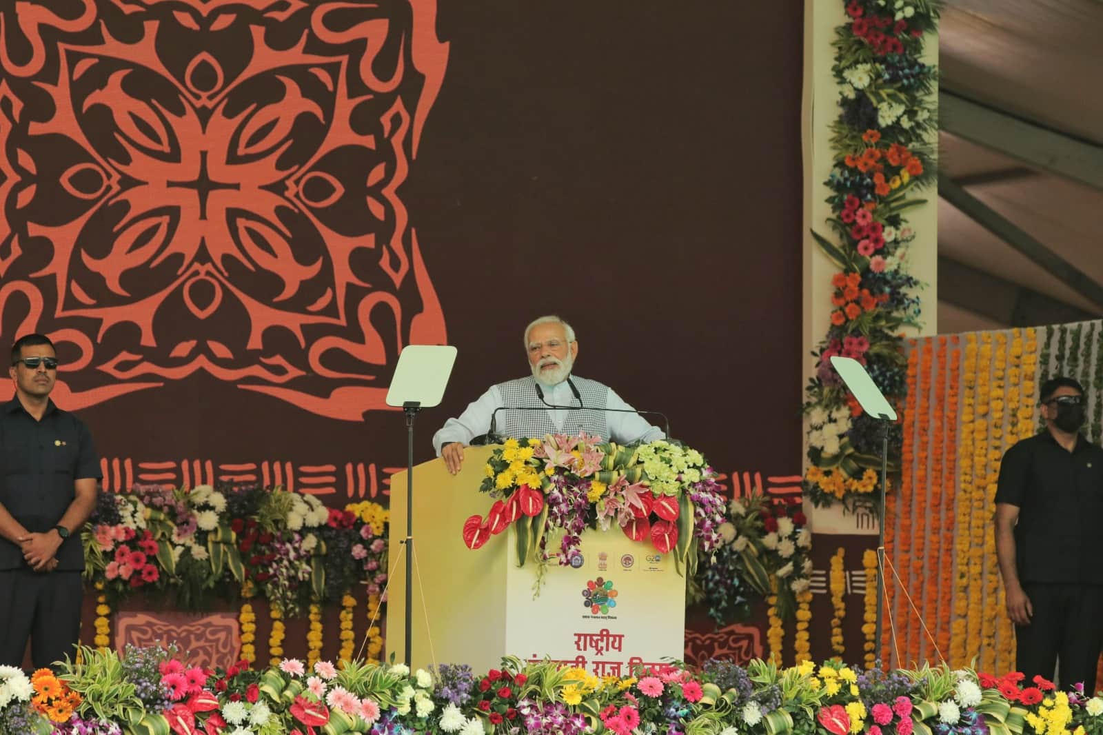 PM Modi in Rewa: Modi says parties run their shops by dividing the people of the villages