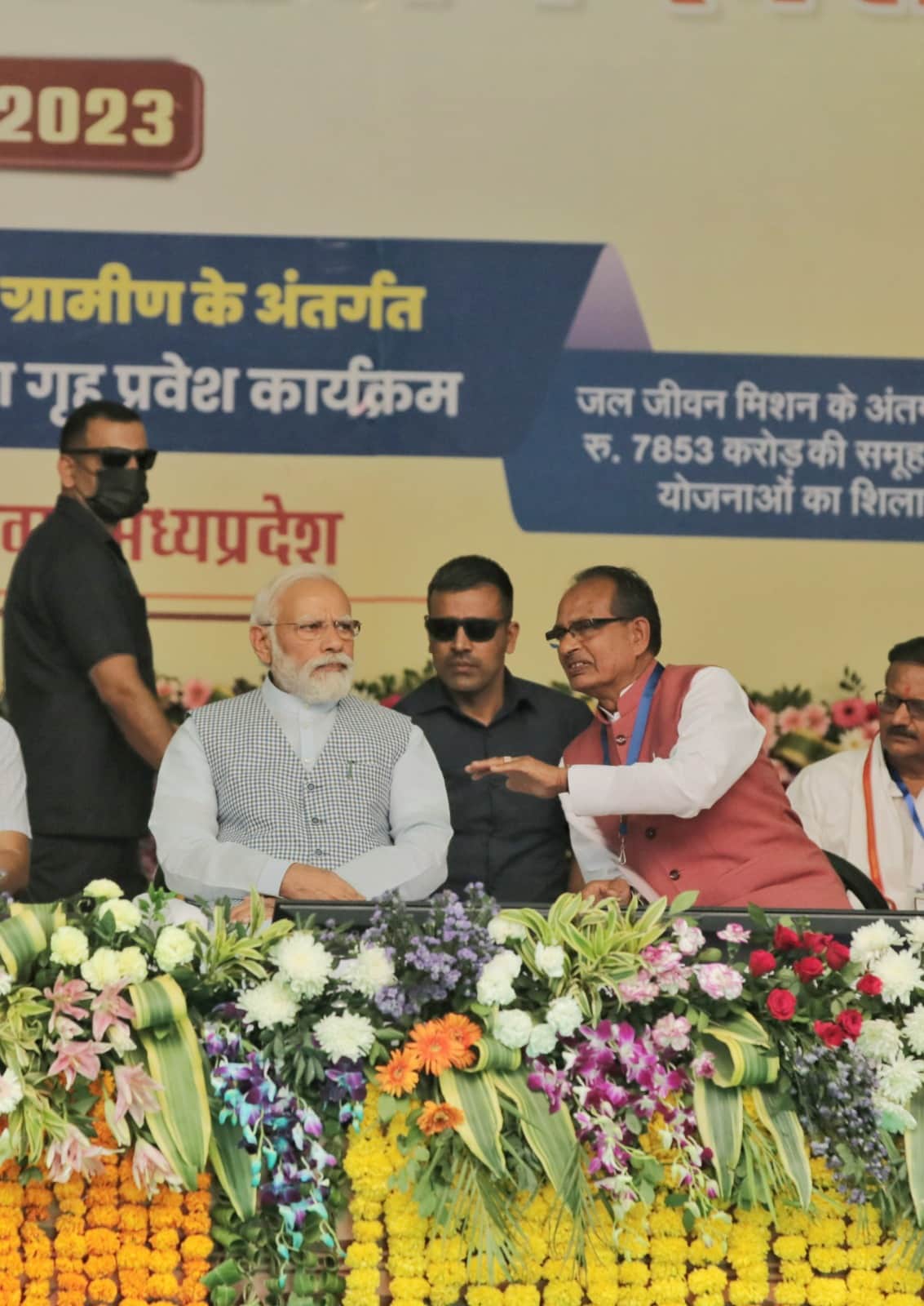 PM Modi in Rewa: Modi says parties run their shops by dividing the people of the villages