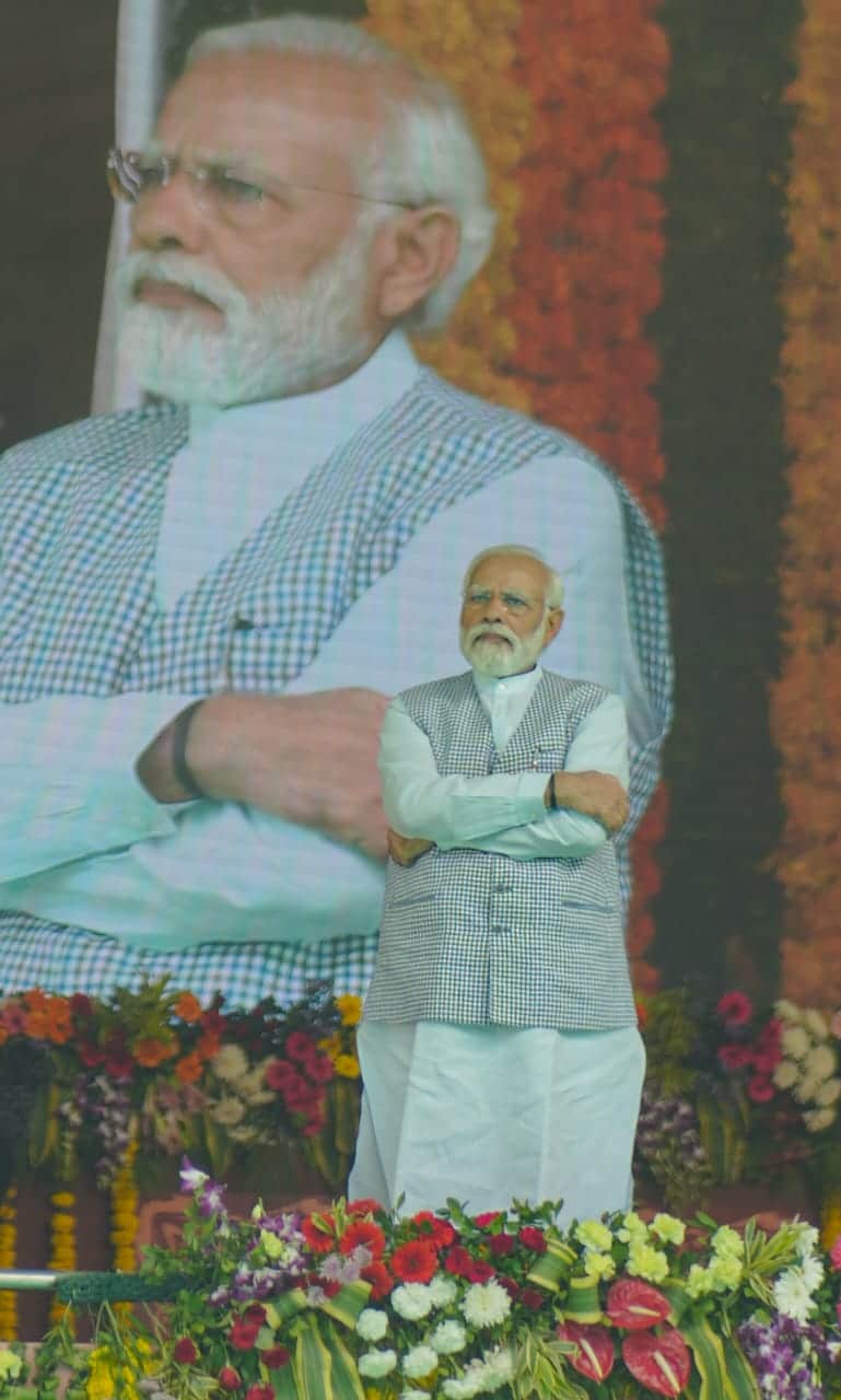 PM Modi in Rewa: Modi says parties run their shops by dividing the people of the villages