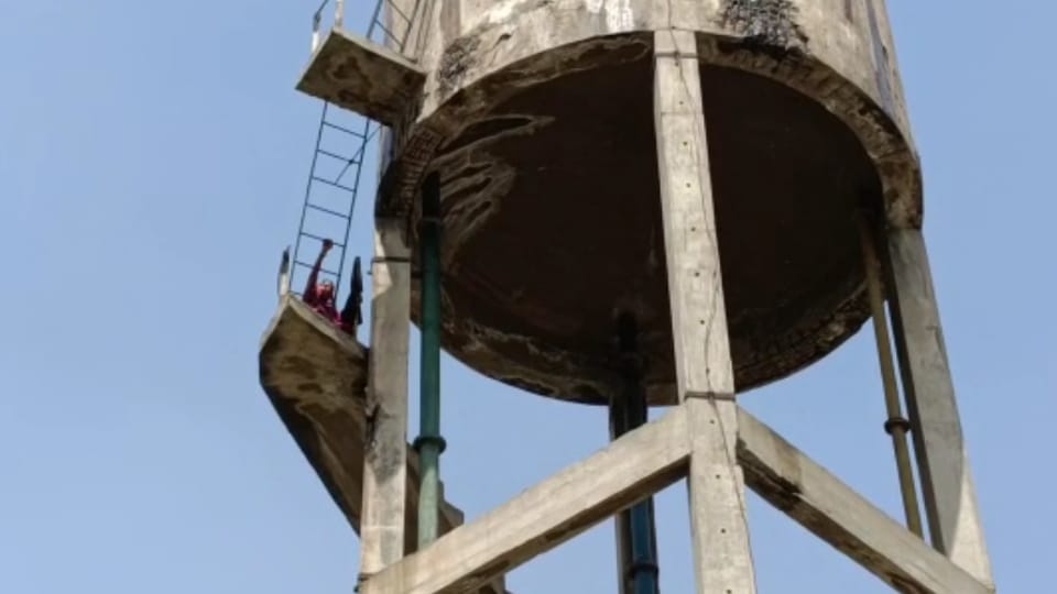 Woman climbed on water tank in Moga government hospital for Salary