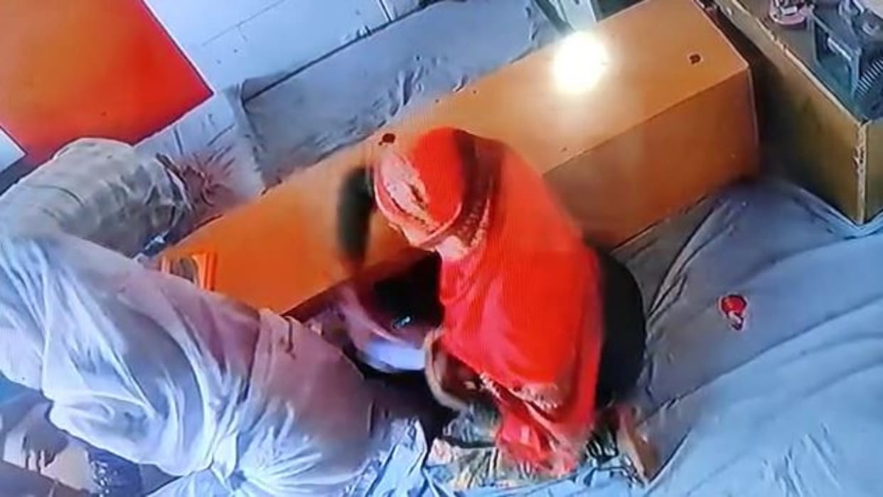 Female thief gang stole 200 grams of gold jewelery from jewelery showroom in Bharatpur