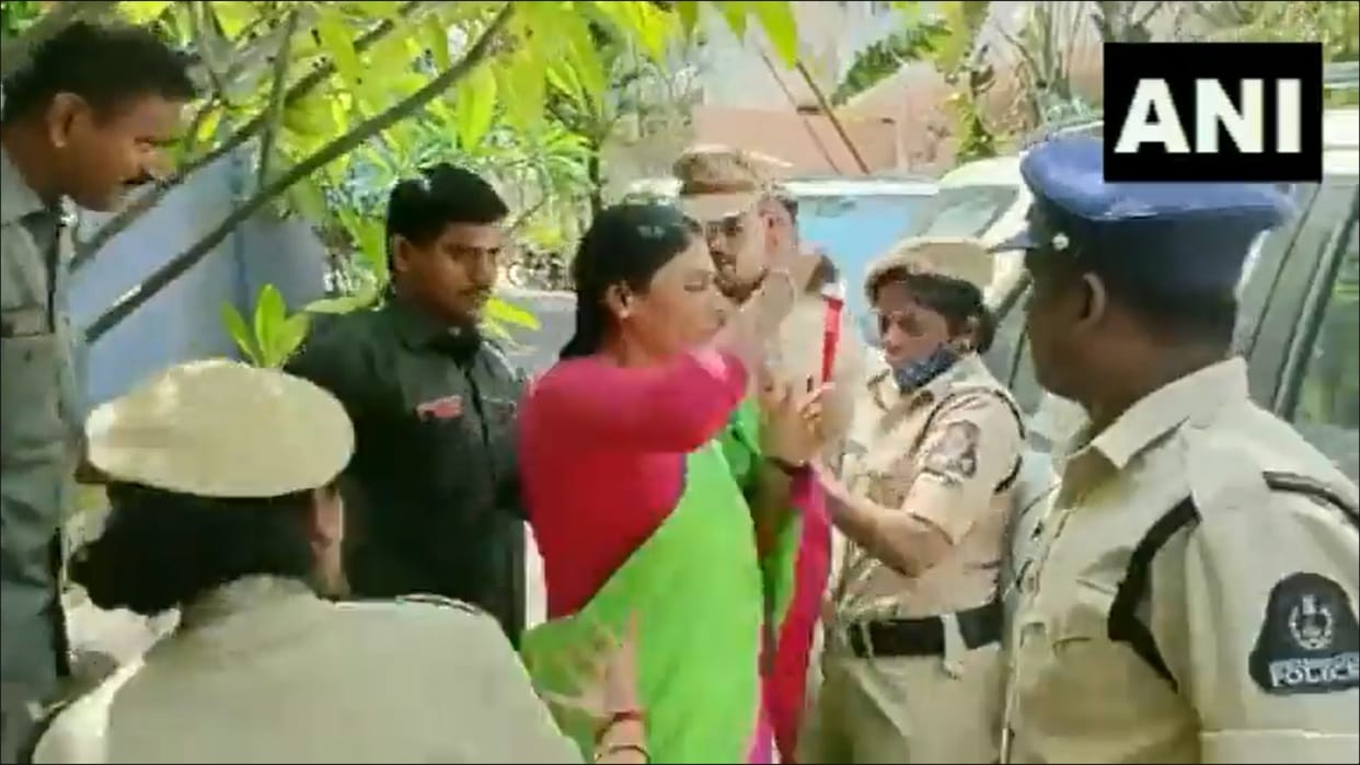 Scuffle between YS Sharmila and Telangana Police police detained Sharmila while moving to Sit office